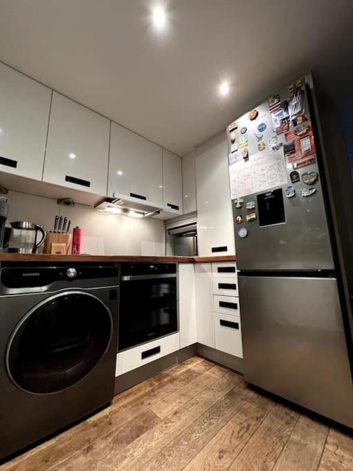 Luxury Artistic 2 Bedroom W/Balcony-Great Location Central Лондон Екстер'єр фото